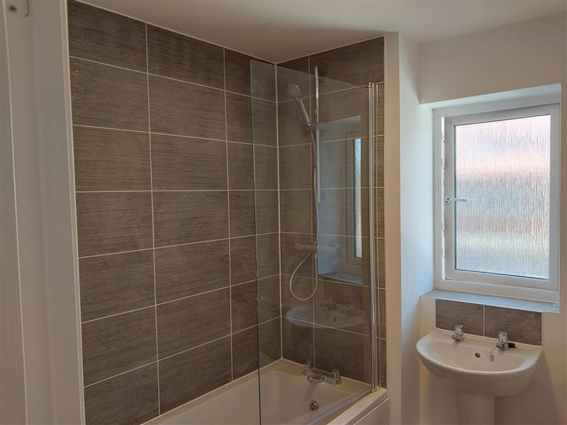 2 Bedroom Maisonette bathroom